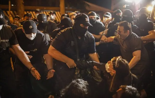 У Грузії посилилися сутички з поліцією після винесення законопроєкту «про іноагентів» на друге читання