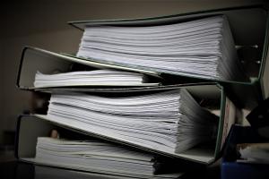 Зеленский подписал закон об особенностях оформления документов для ВПЛ и проживающих в ОРДЛО