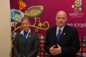 Генсек УЄФА задоволений підготовкою Львова до Євро-2012 і пообіцяв вивчити українську