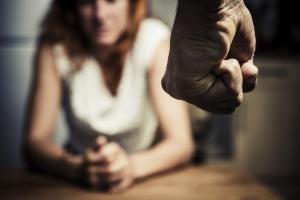 Почему жертвы домашнего насилия не бросают своих тиранов