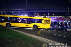 В Киеве водитель автобуса въехал в МАФ: есть погибший