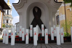 Во Всемирный день памяти жертв СПИДа в Киеве провели традиционную акцию 