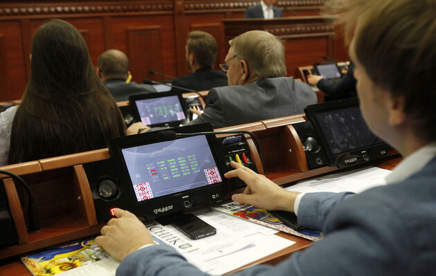 Непрозрачная власть: 13 горрад облцентров Украины не публикуют поименные голосования комиссий 
