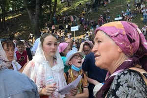 Сто тысяч верующих Московского патриархата празднуют День Крещения Руси на Владимирской горке. Лишь единицы в масках 
