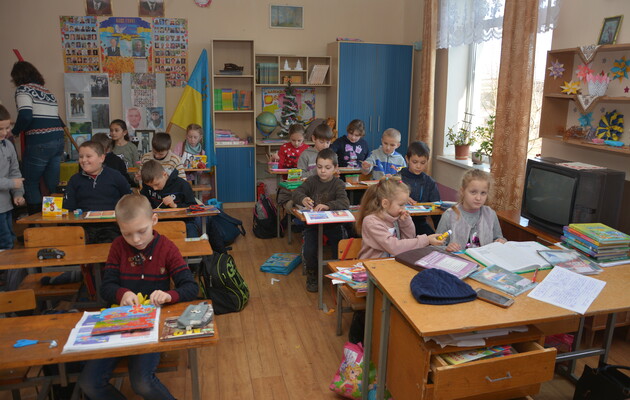 «Не возвращайся в этот ад, дитя»: где и почему в Украине настоящие проблемы с образованием 
