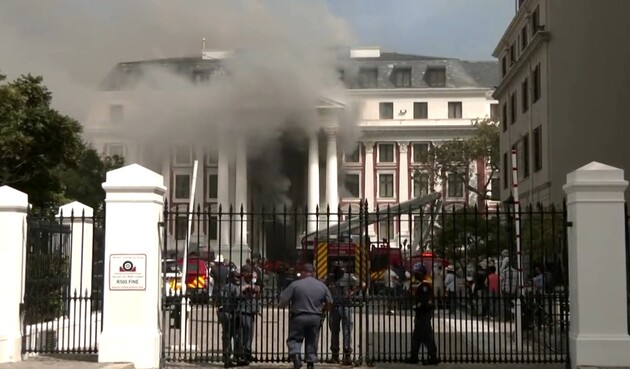 В ЮАР пожар уничтожил здание парламента, полиция задержала подозреваемого