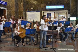 Ко Дню вышиванки на вокзале Киева выступил Национальный оркестр народных инструментов – фото