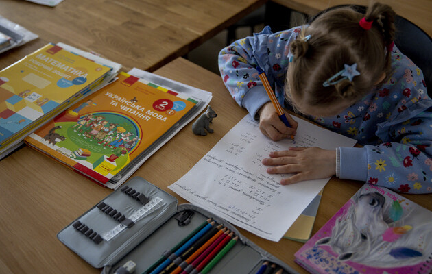 Є три проблеми, які можуть залишити українських школярів без підручників