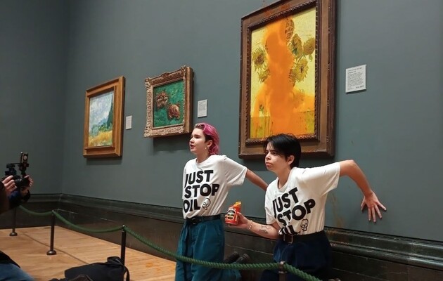 Экоактивистки, облившие супом картину Ван Гога в Лондоне, не признали себя виновными в суде