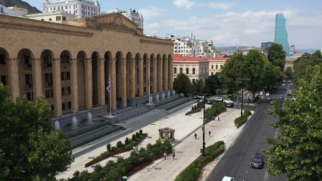 Из-за повреждения здания грузинского парламента пленарные заседания отменены