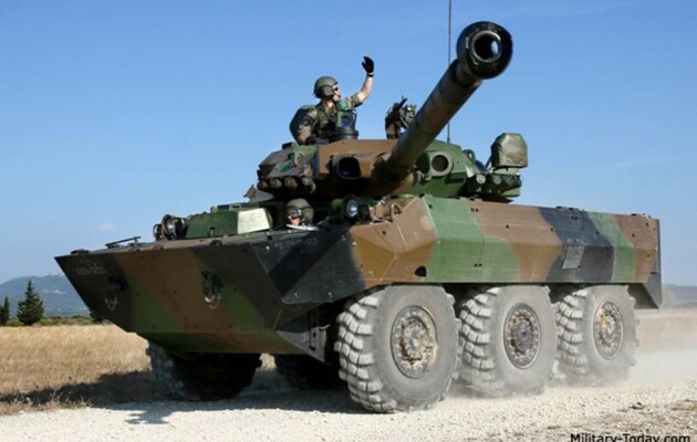 Резников показал французские колесные танки AMX-10RC в использовании ВСУ