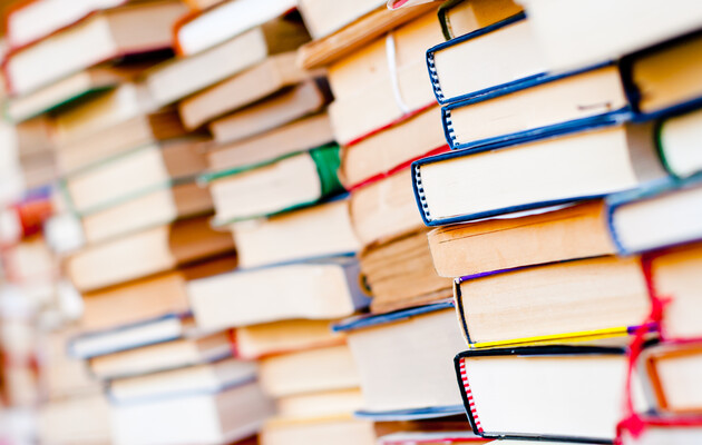 Минобразования напечатало учебников на миллиард гривен, но их не хватило
