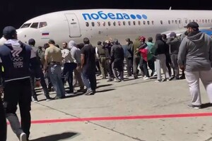 Толпа штурмовала аэропорт в Дагестане из-за самолета из Израиля – СМИ