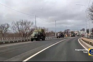 Армия РФ перебрасывает большие колонны военной техники в направлении Новоазовска