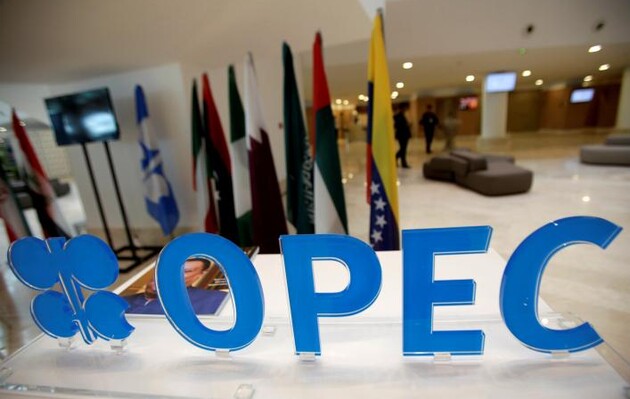 ОПЕК+ согласилась на добровольное сокращение добычи нефти
