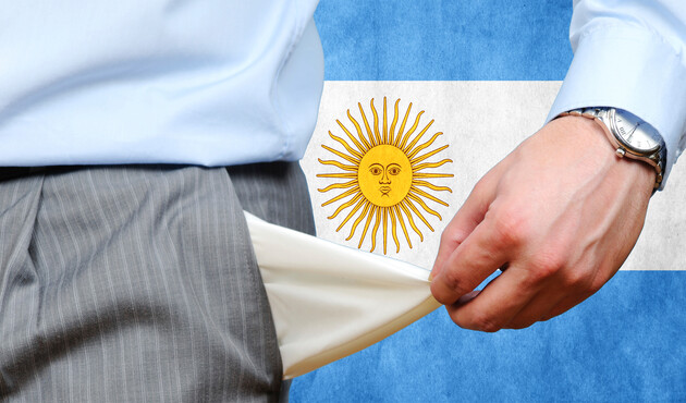 Аргентина девальвирует песо более чем на 50%