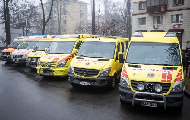 Финские благотворительные организации передали Dobrobut Foundation шесть современных автомобилей скорой для спасения украинцев