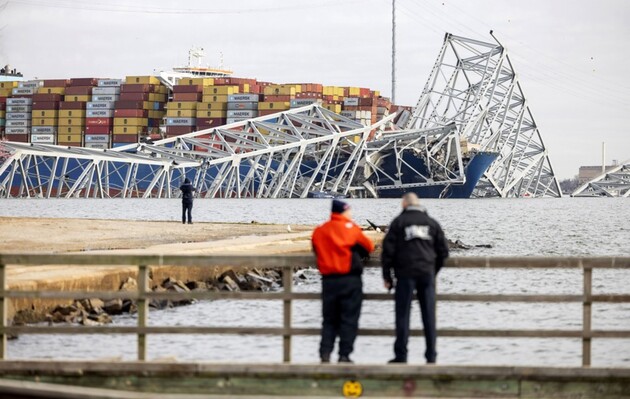 Шесть человек считаются погибшими после того, как корабль врезался в мост в США