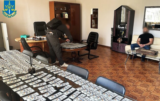На Дніпропетровщині затримали мера та секретаря ради на хабарі в 30 тисяч доларів