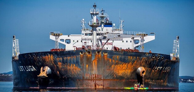 Танкери з нафтою РФ “застрягли” в морі через нові санкції США