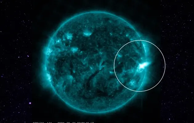 На Солнце произошла мощная вспышка: поток плазмы мчит к Земле