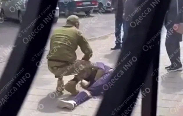 Росіяни розганяють фейк, що працівник ТЦК побив ногами чоловіка, щоб 