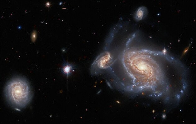 Телескоп «Хаббл» показал квартет спиральных галактик в космосе